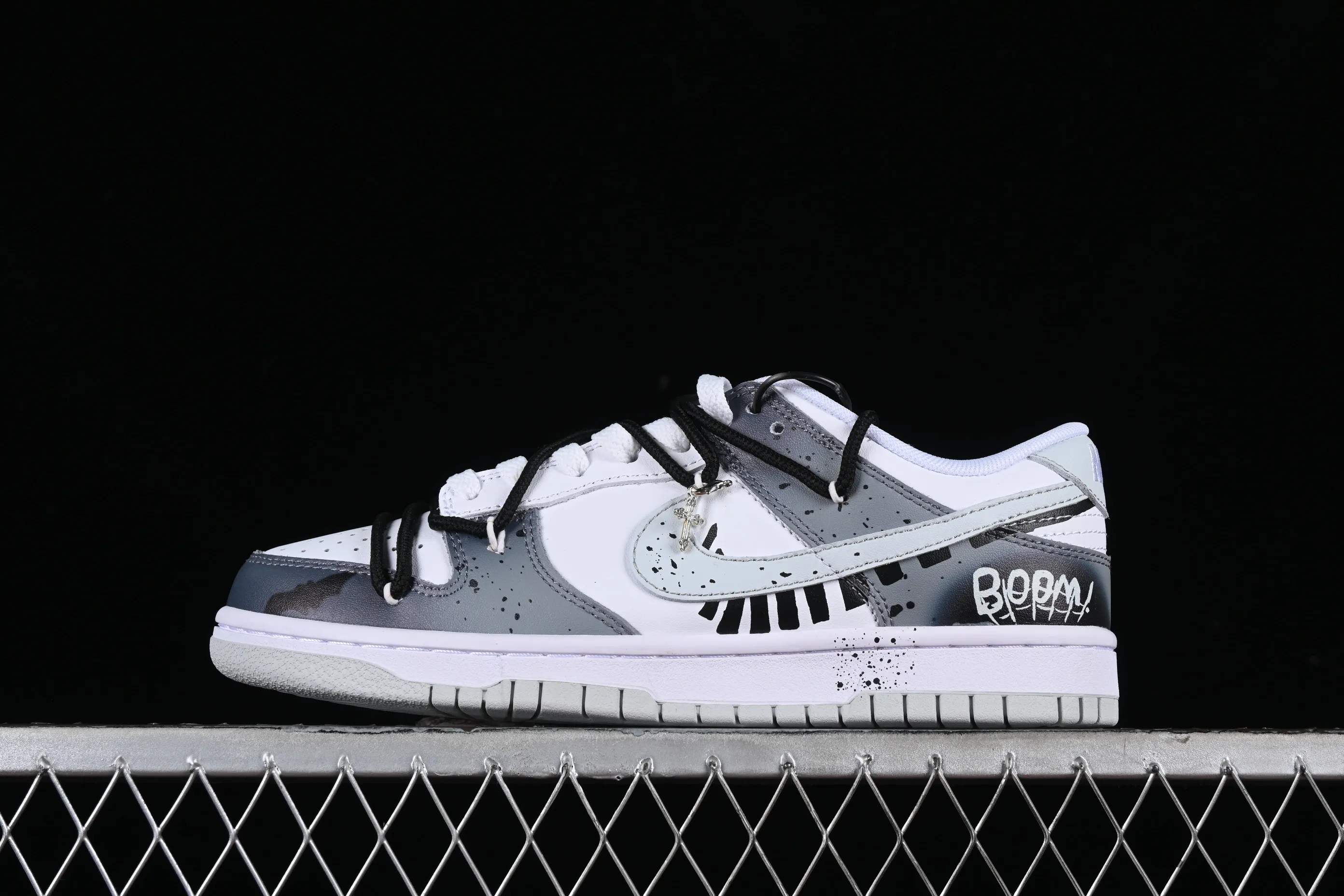 All categories Nk SB Dunk series Nk SB Dunk Low Low-top sneakers Nk Dunk Low Splash ink graffiti Double hook Halloween cross Old gradient SB strap low-top casual sneakers DV0831-101